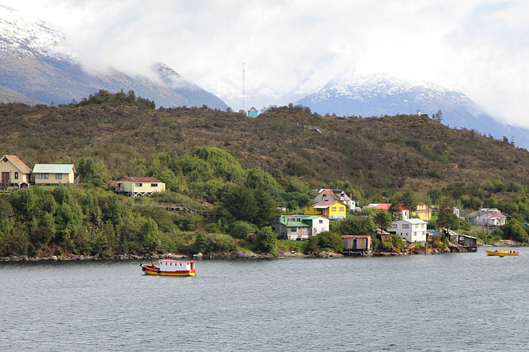 De kleurrijke huisjes van Caleta Tortel