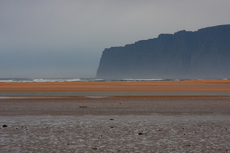 Kliffen van Látrabjarg gezien van het strand.