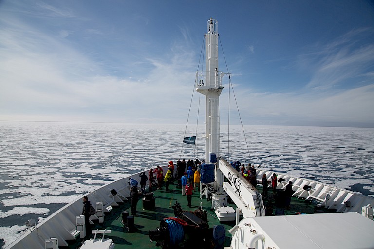 De Hondius in het pakijs.