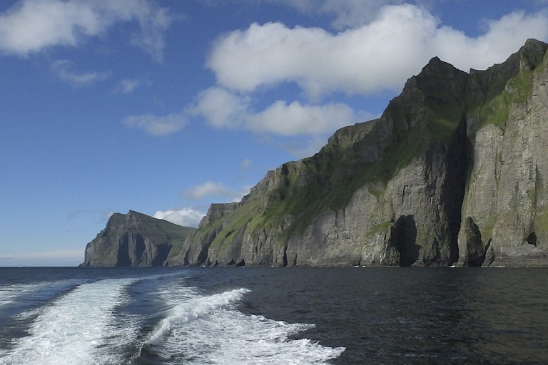 Varen langs de kliffen van Vestmanna