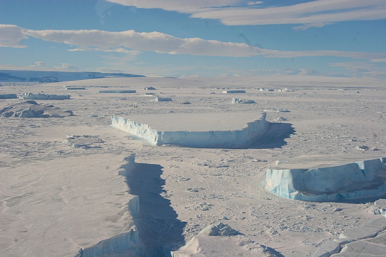Overzicht van een tafelijsberg vanuit de helikopter