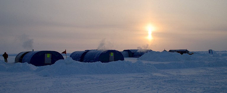 De ijsbasis Barneo op ongeveer 89° NB.