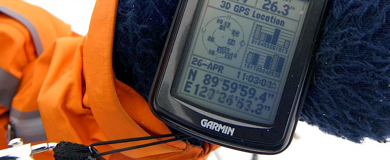 Om het het noordpoolijs steeds beweegt, is het heel moeilijk om precies op 90° NB te blijven.