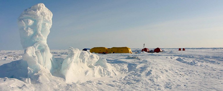 Terug bij de ijsbasis Barneo. Ook hier worden sneeuwpoppen gemaakt.