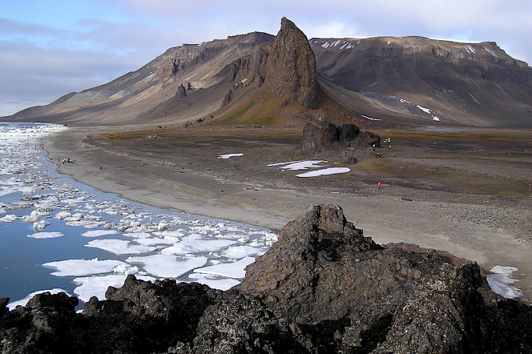 Het typische landschap Cape Tegetthoff op het eiland Hall, Franz Josefland.