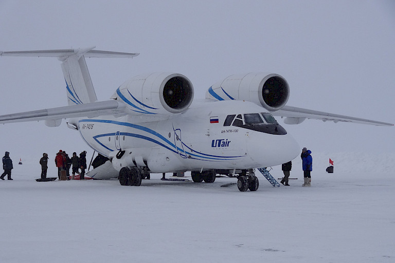 Het vrachtvliegtuig dat vracht, bagage en mensen ophaalt om weer naar de bewoonde wereld (Longyearbyen) te brengen.