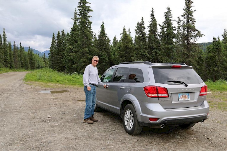 Met de auto door Alaska: rijden, maar ook stoppen op mooie plekjes.