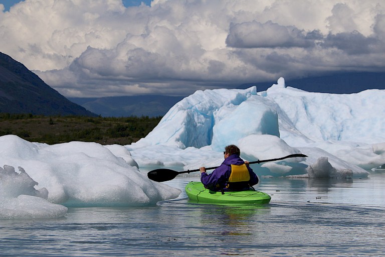 Kajakken in het gletsjermeer van de Knikgletsjer.