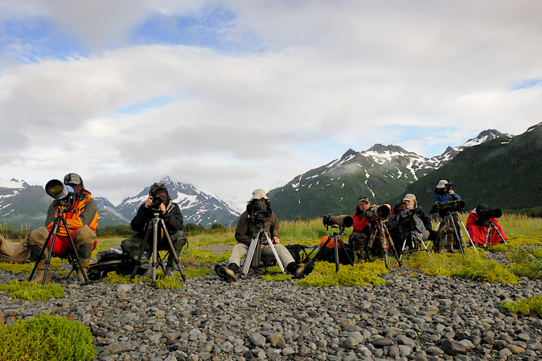 Ze zitten klaar en nu wachten op de beren. Foto: André Gilden.