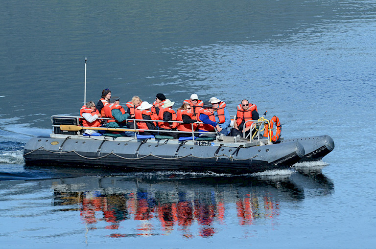 Met de zodiacs naar de wal.