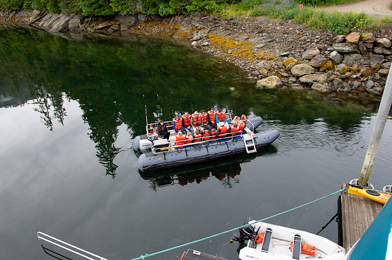 Per rubberboot langs de kust varen op zoek naar o.a. beren en het Sitkahert.