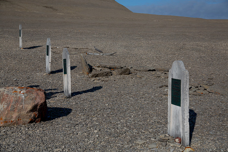Graven op Beechey van bemanningsleden van de Franklin Expeditie.