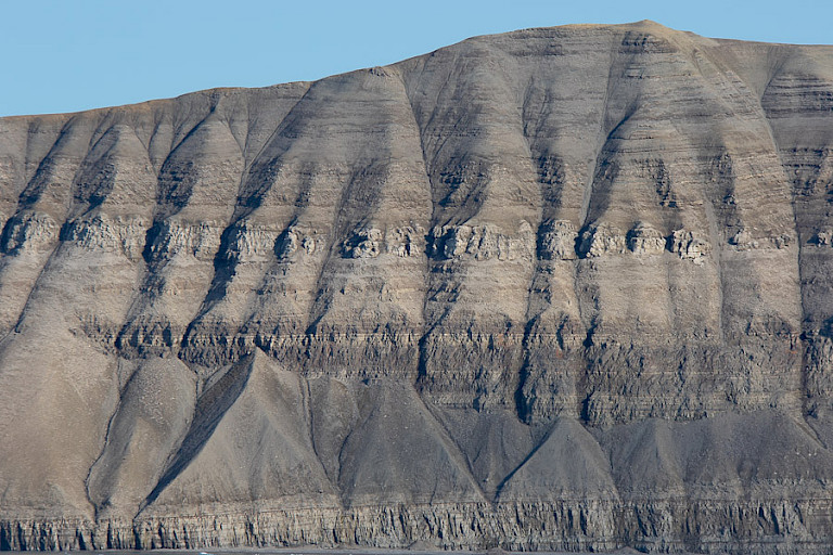 Verweringsstructuren in de bergwanden langs de Lancaster Sound.