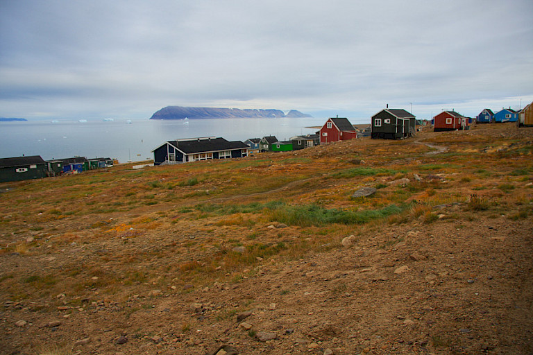 Overzicht Qaanaaq en het omliggen landschap.