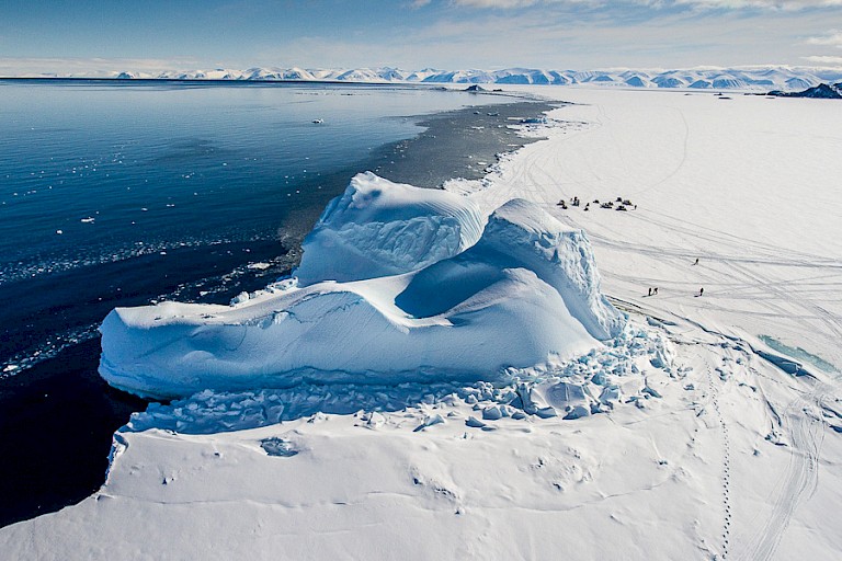 Sneeuwscootertocht langs de rand van het ijs
