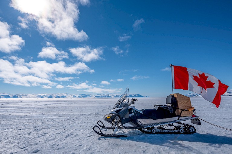 Het vervoermiddel is de sneeuwscooter