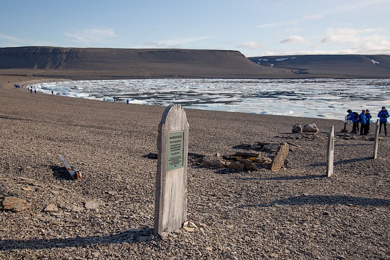 Herdenkingsstenen op Beechey.