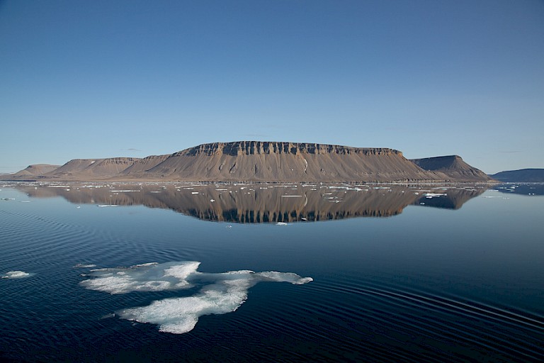 Kustgebied langs de Lancaster Sound.