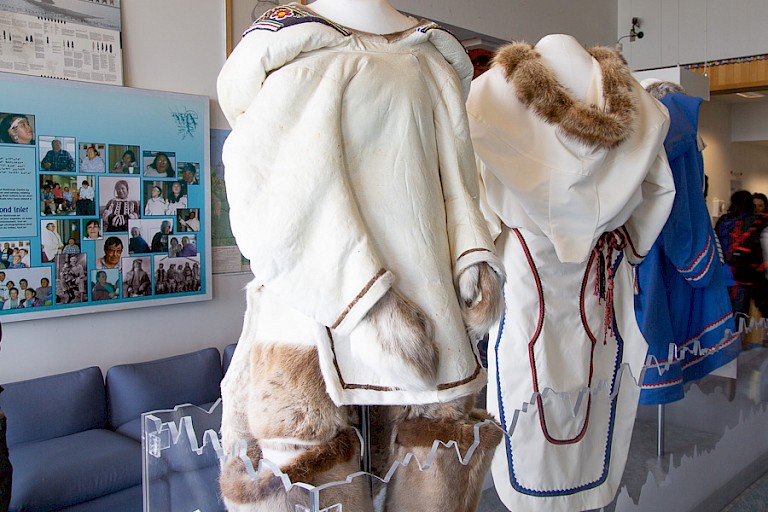 Traditionele Inuitkleding in het museum in Pond Inlet.