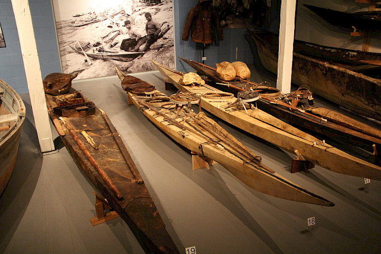 Kajaks in het natuurhistorisch museum in Nuuk.