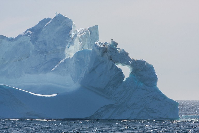 Bizar gevormde ijsberg in Straat Davis.