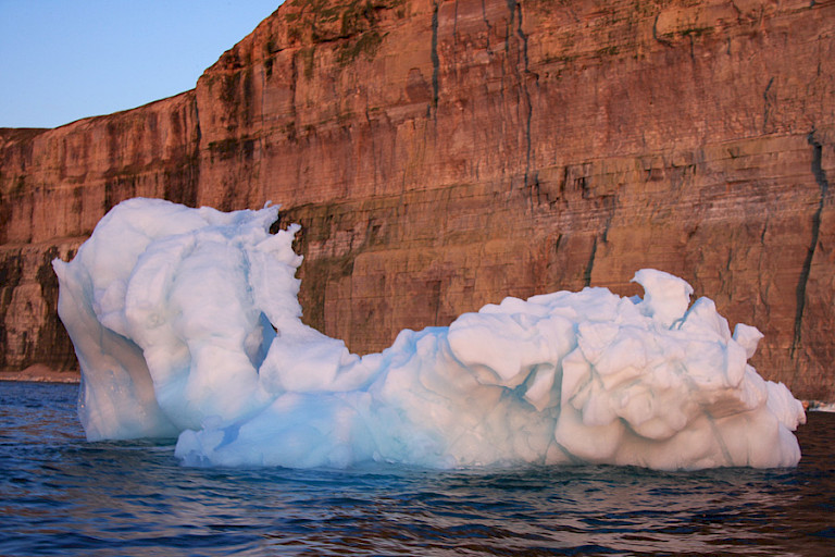 Mooi gevormd ijsbergje in het avondlicht bij Akpatok.