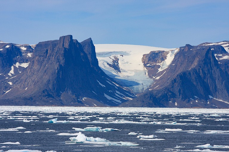 Bergrug met gletsjers langs de Frobisher Bay.
