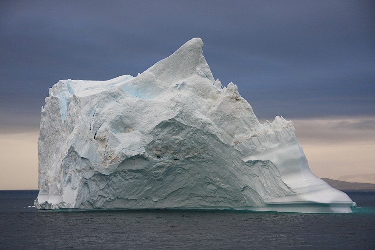 Enorme ijsbergen drijven rond voor de noordwestkust van Groenland.