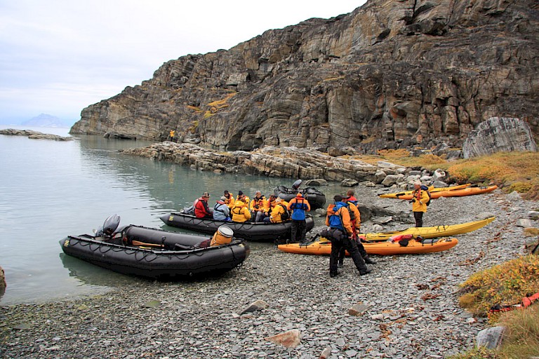 Aan land op een onbewoond stuk ijsvrij land.