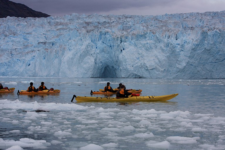 Kajakkers voor het front van de Eqip Sermia.