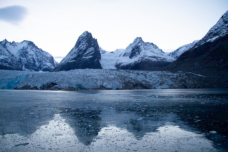 De Evighedsfjord met een breed gletsjerfront.