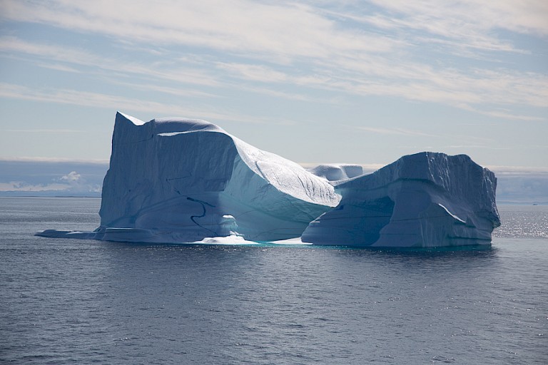 Tijdens de oversteek kunnen grote ijsbergen voorbijdrijven.