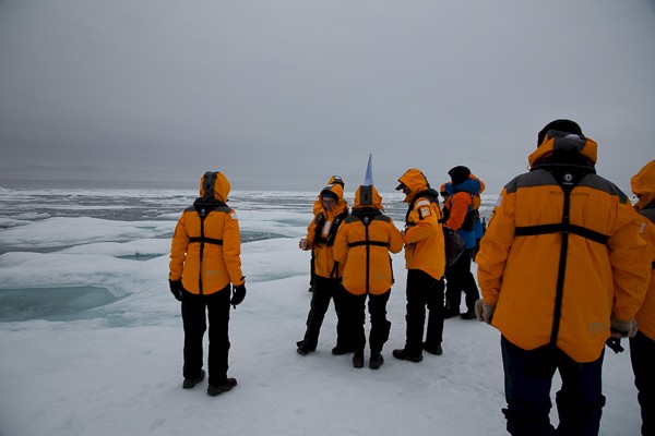 Met zijn allen staan op een dik stuk pakijs.