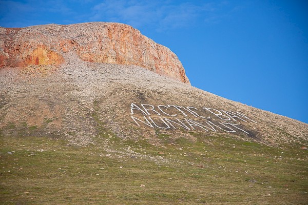 Welkomstgroet op de berg bij Arctic Bay.