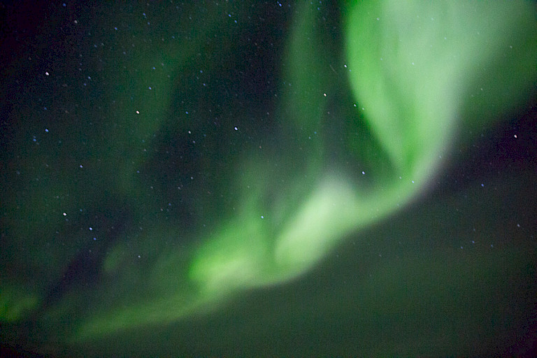 Dansend noorderlicht boven de toendra.