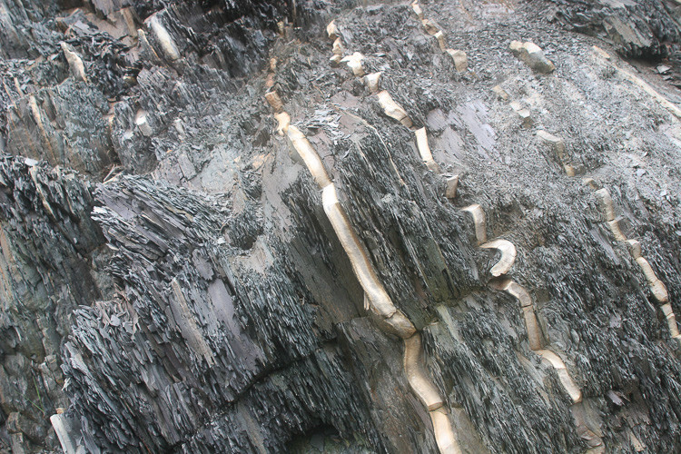 Geologische geschiedenis langs de weg: aardlagen liggen bloot.