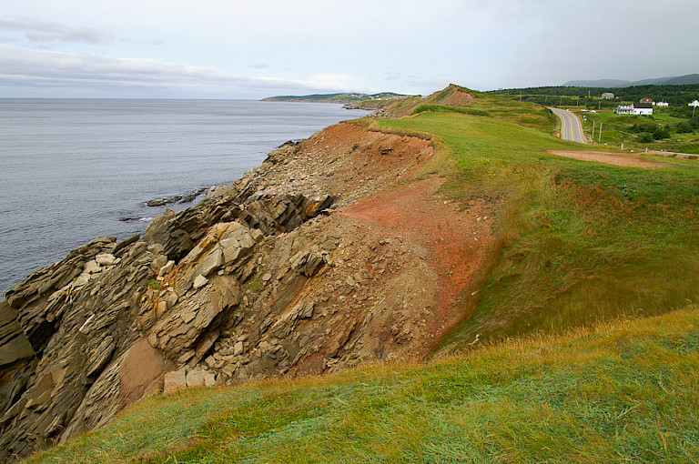 De weg langs de kust van Nova Scotia.