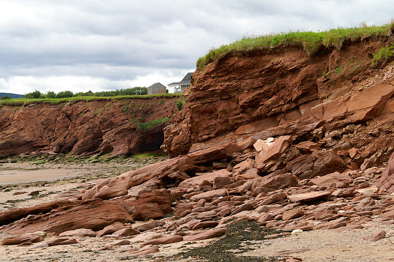 Rode rotsen op het strand van Fundy Bay NP.