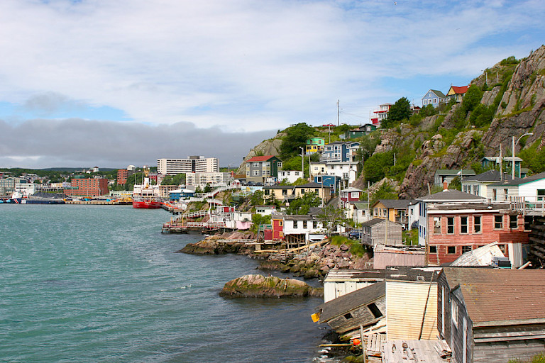 Huizen langs de ingang naar de beschutte haven van St. John's Newfoundland.