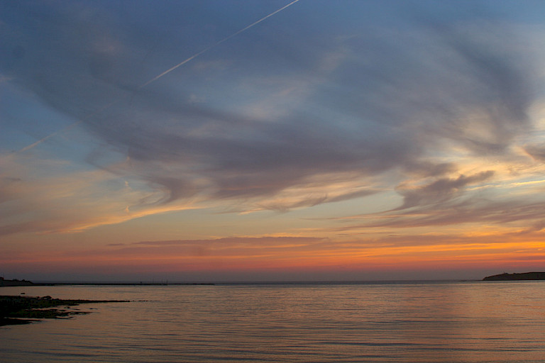 Weidse uitzicht met zonsondergang.
