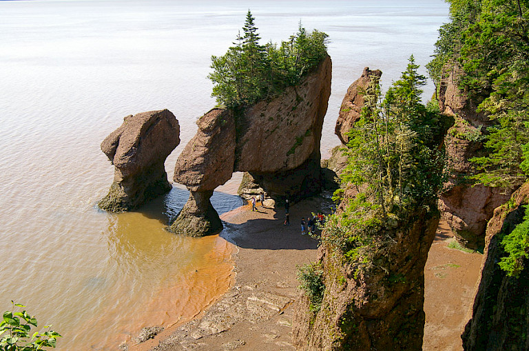 De kenmerkende rotsen met bogen en grotten in de Bay of Fundy.