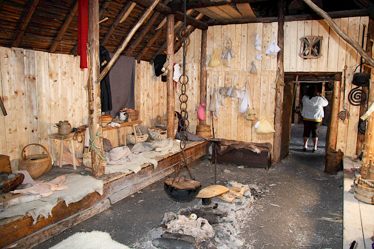 Interieur van een langhuis bij L'Anse aux Meadows.