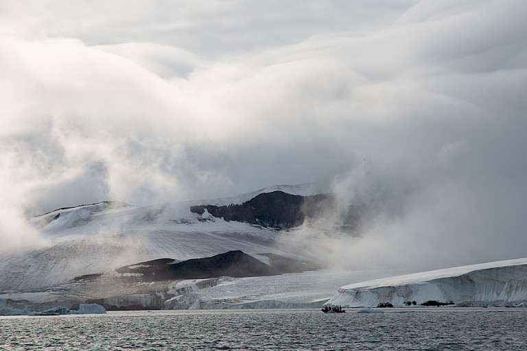 Ruige bergruggen en gletsjers in Franz Josefland. Russisch Arctisch NP.
