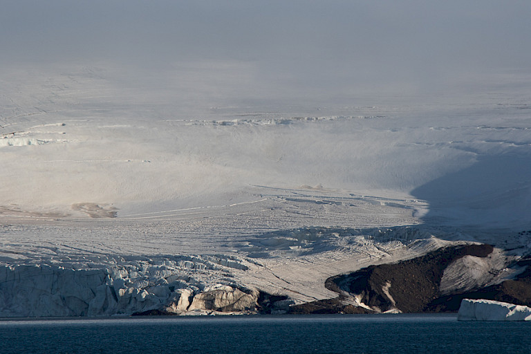 Immense gletsjers stromen van de ijskappen in Franz Josefland, Russisch Arctisch NP.