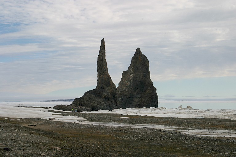 De kenmerkende rotsen op Cape Tegetthoff (Franz Josefland)