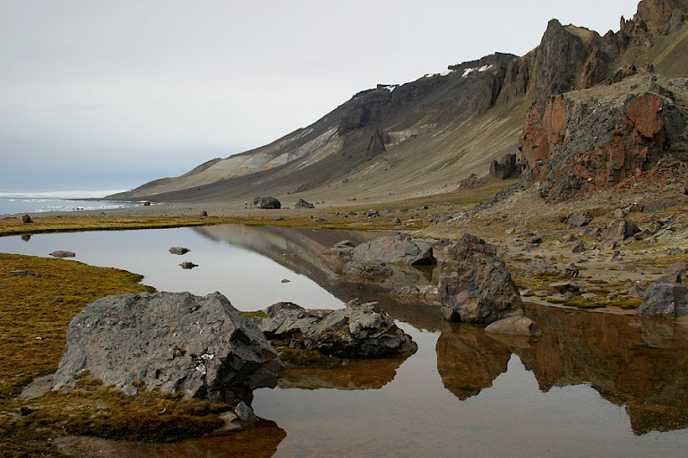 Het vulkanische landschap van het eiland Hall