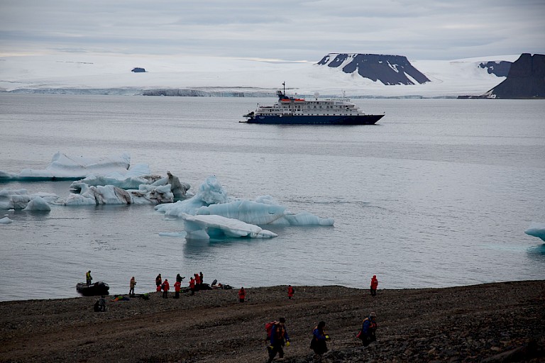 Landing op Franz Josefland vanaf de Sea Spirit.