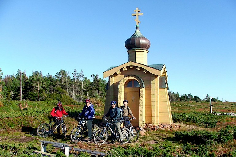 De mountainbikeroute loopt bij Kashkarantsy langs de Kapel van de Onbekende Monnik.