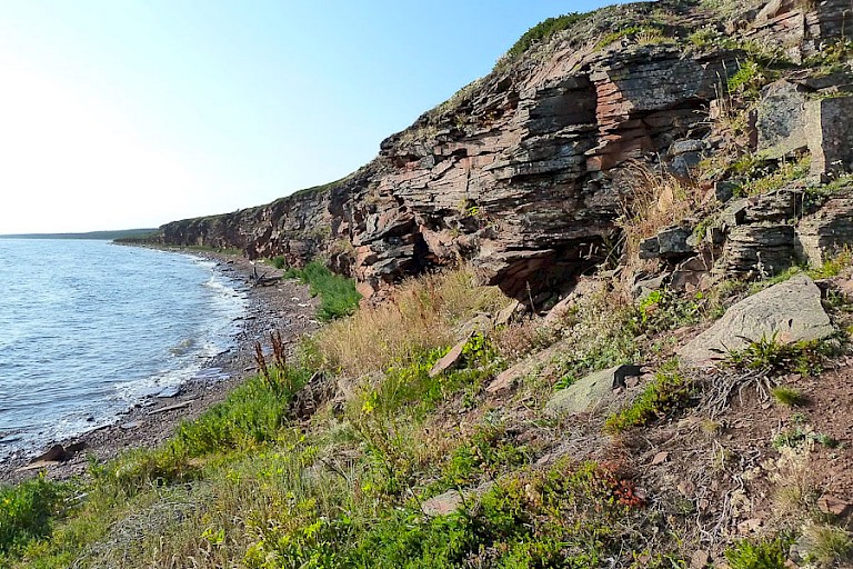 Kust richting Myst Korabl (Kaap Schip).