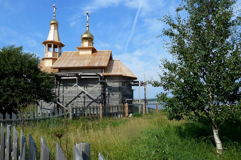 Gebouwtje in de nederzetting Kuzomen.